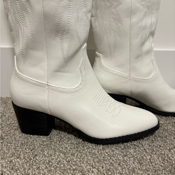 Round Toe White Lightning Bolt Embroidered Cowboy Boots Size 6.5 & 8.5 - Picture 10 of 14